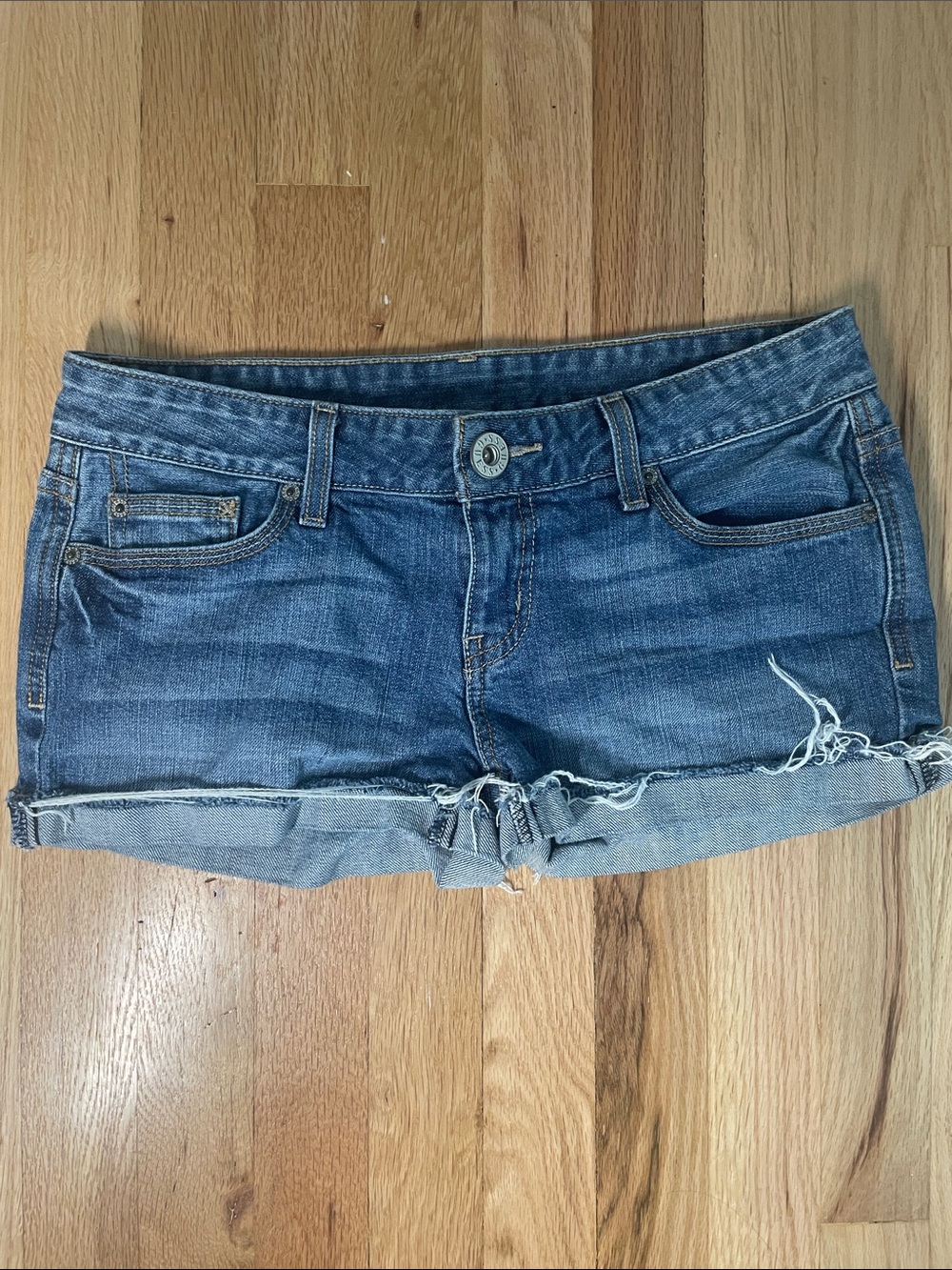 y2k guess jean shorts. size 29.